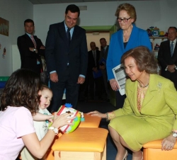 Su Majestad la Reina durante su visita al Centro de Atención Temprana de la Fundación Bobath
